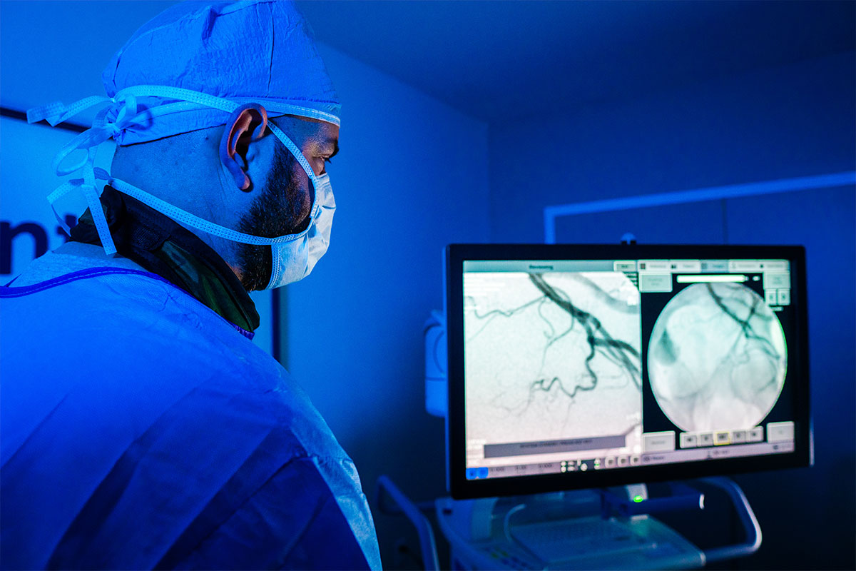 doctor looikng at scan